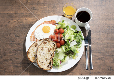 ワンプレートの朝食とコーヒーとオレンジジュース 107798536