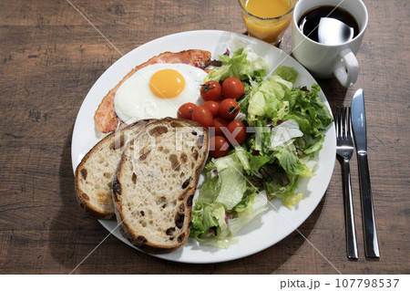 ワンプレートの朝食とコーヒーとオレンジジュース ワンプレートの朝食とコーヒーとオレンジジュース 107798537