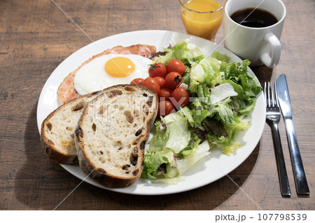 ワンプレートの朝食とコーヒーとオレンジジュース 107798539