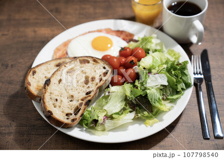 ワンプレートの朝食とコーヒーとオレンジジュース 107798540