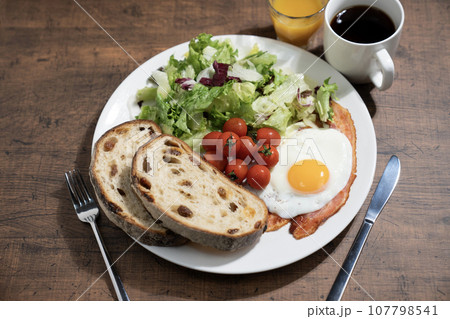 ワンプレートの朝食とコーヒーとオレンジジュース 107798541