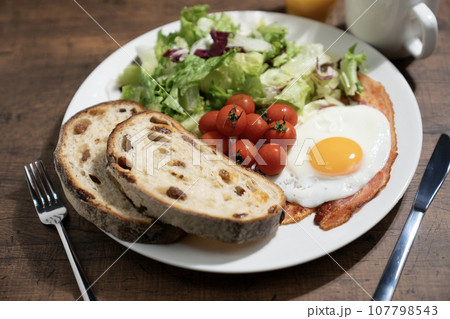 ワンプレートの朝食とコーヒーとオレンジジュース 107798543