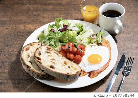 ワンプレートの朝食とコーヒーとオレンジジュース 107798544