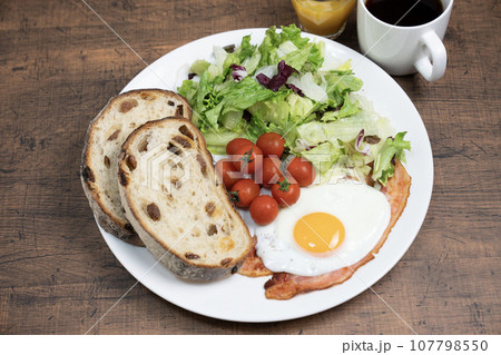 ワンプレートの朝食とコーヒーとオレンジジュース 107798550
