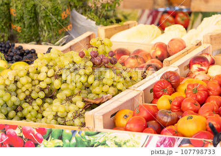 南フランスでのフルーツと野菜の販売 107798733