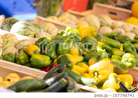 南フランス、ニースでの野菜の販売 107798741