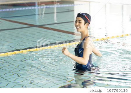 室内プールで歩く女性 107799136