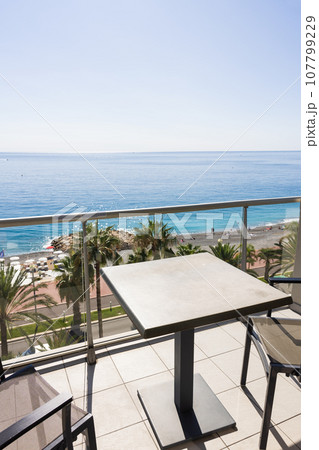 フランス、ニースのリゾートホテルの渚のバルコニー 107799229
