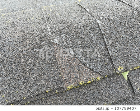 劣化で破損したシングル屋根 107799407