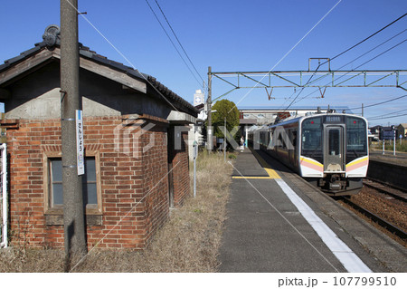 三条駅を発車する信越本線E129系(長岡⇔新潟) 三条駅を発車する信越本線E129系(長岡⇔新潟) 107799510
