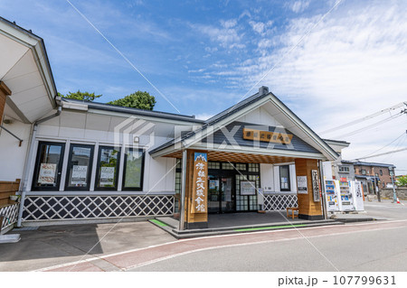 青森県五所川原市　晴天の津軽三味線会館 107799631