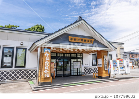 青森県五所川原市　晴天の津軽三味線会館 107799632