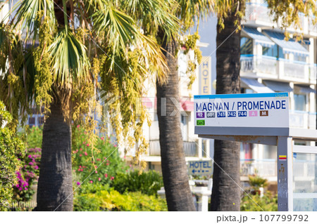 南フランスのニースのバス停 南フランスのニースのバス停 107799792