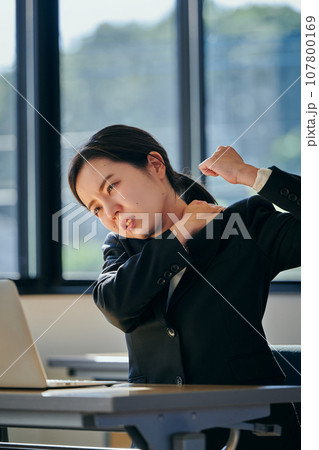 デスクワークで肩がこる若い女性 107800169