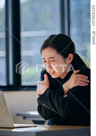 寒気がする冷え性の若い女性 寒気がする冷え性の若い女性 107800185