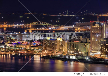 大阪府、ユニバーサルシティと明石海峡大橋方面の夜景 107800465