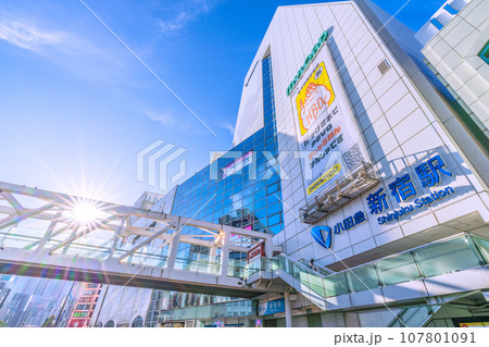 日本の東京都市景観 10月・小田急新宿駅や太陽光などを望む。脱コロナ、希望の光…＝13日 107801091