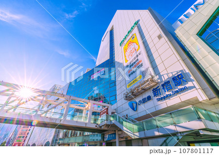 日本の東京都市景観 10月・小田急新宿駅や太陽光などを望む。脱コロナ、希望の光…＝13日 107801117