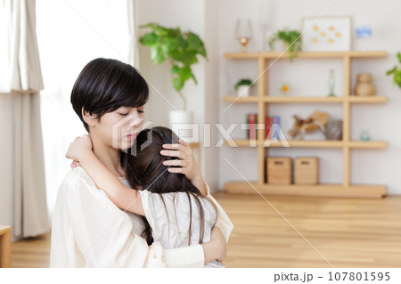 子どもをなだめる母親 子どもをなだめる母親 107801595