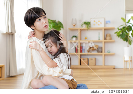 子どもをなだめる母親 107801634