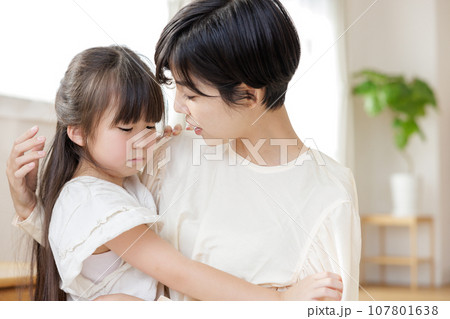 子どもをなだめる母親 107801638