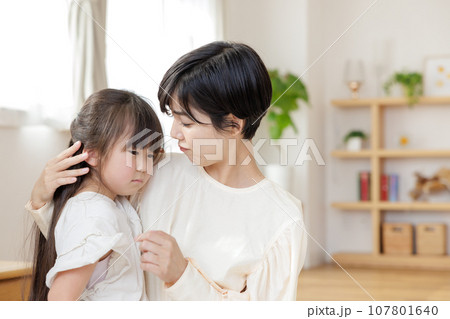 子どもをなだめる母親 子どもをなだめる母親 107801640