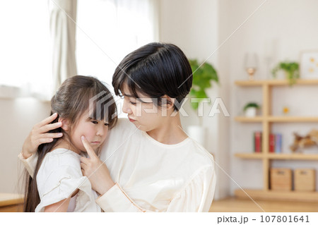 子どもをなだめる母親 107801641