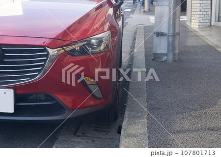 路肩にギリギリ幅寄せして停車する車 路肩にギリギリ幅寄せして停車する車 107801713