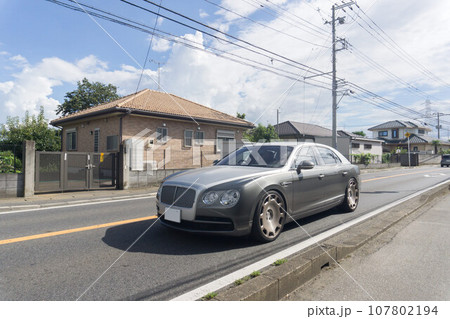 高級セダン 道路走行 高級セダン 道路走行 107802194