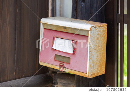 古い郵便ポスト 107802633