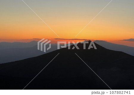 樽前山から見る日没 107802741