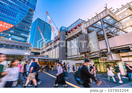 日本の東京都市景観 10月・全国平均/5週連続減↓…渋谷駅やクレーンなどを望む…外国人続々=13日 日本の東京都市景観 10月・全国平均/5週連続減↓…渋谷駅やクレーンなどを望む…外国人続々=13日 107803204