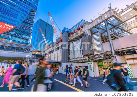 日本の東京都市景観 10月・全国平均/5週連続減↓…渋谷駅やクレーンなどを望む…外国人続々＝13日 107803205