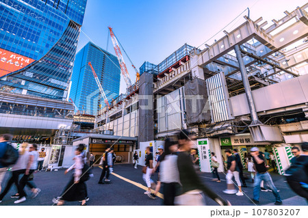 日本の東京都市景観 10月・全国平均/5週連続減↓…渋谷駅やクレーンなどを望む…外国人続々＝13日 107803207
