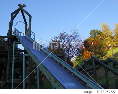 朝露に濡れる滑り台 107803235