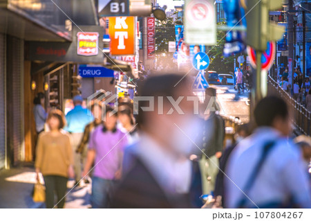 日本の横浜都市景観 10月…4週連続減↓…賑わう横浜駅前。感染爆発無しだが…なぜかマ姿増…＝12日 107804267
