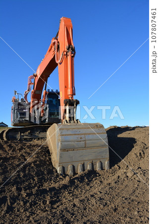 土木工事現場の建設機械 107807461