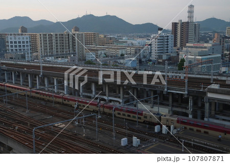 早朝の姫路駅に到着する寝台特急サンライズ瀬戸・出雲号 早朝の姫路駅に到着する寝台特急サンライズ瀬戸・出雲号 107807871