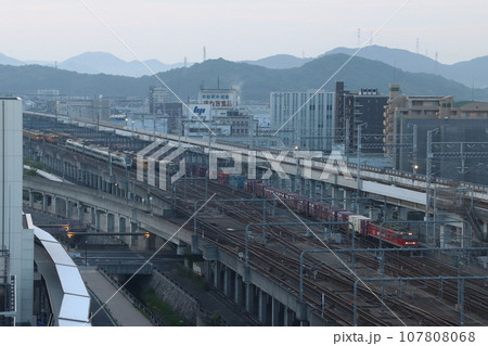 姫路駅付近を行く山陽本線の貨物列車 姫路駅付近を行く山陽本線の貨物列車 107808068