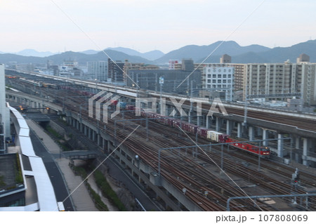 姫路駅付近を行く山陽本線の貨物列車 107808069