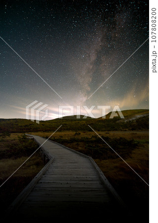 福島県福島市　浄土平の秋の天の川 107808200