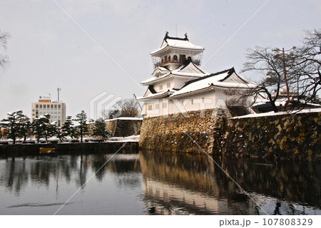雪の富山城(富山城址公園/富山県富山市丸の内) 雪の富山城(富山城址公園/富山県富山市丸の内) 107808329