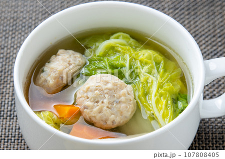 野菜たっぷり鶏塩スープ(鶏つくね入り)。 野菜たっぷり鶏塩スープ(鶏つくね入り)。 107808405