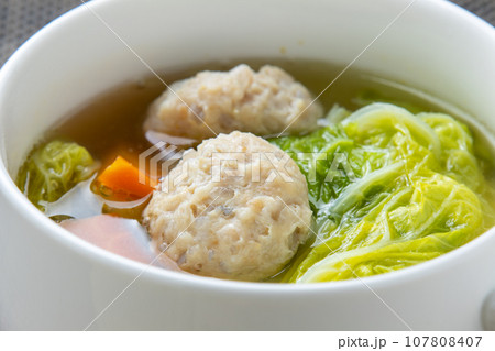 野菜たっぷり鶏塩スープ(鶏つくね入り)。 107808407