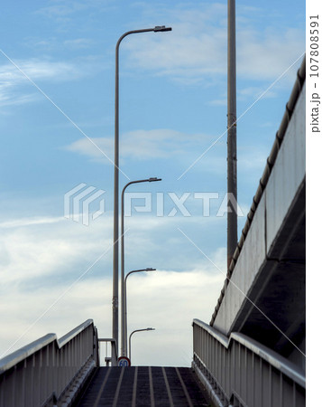 大和川を渡る橋の歩道 大和川を渡る橋の歩道 107808591