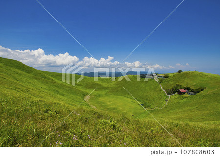 【静岡県】伊豆・大室山の風景 【静岡県】伊豆・大室山の風景 107808603