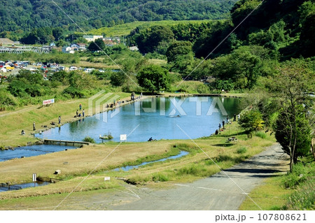 夏の釣り堀 107808621