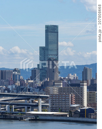 橋の上から見る大阪の市街地 橋の上から見る大阪の市街地 107808668
