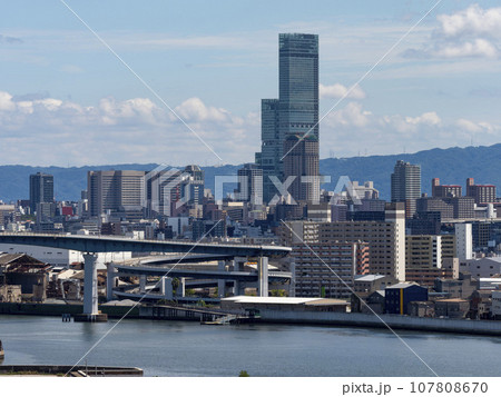 橋の上から見る大阪の市街地 107808670
