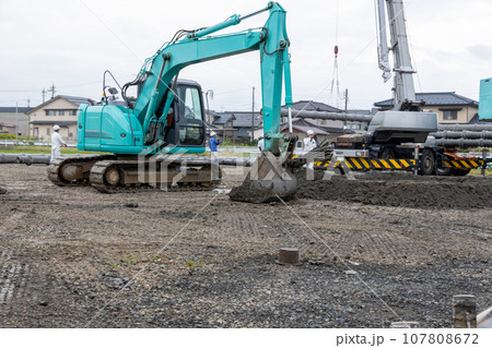 建設現場の油圧ショベル 107808672
